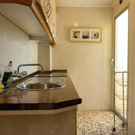 Fantastic Location - Ground Floor In Walking Distance To The
