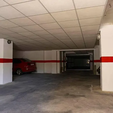 Fantastic Location - Ground Floor In Walking Distance To The *