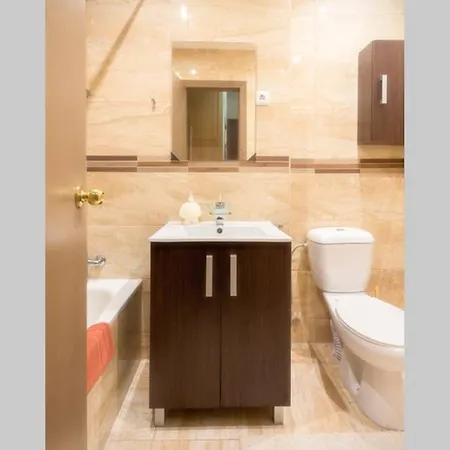 Apartment Fantastic Location - Ground Floor In Walking Distance To The *