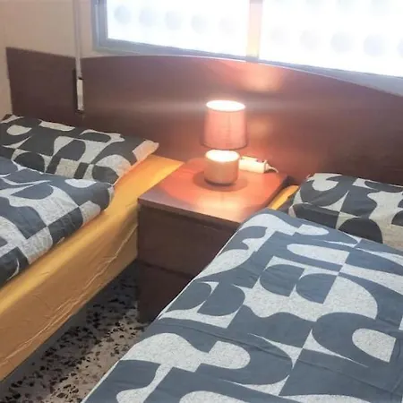 Fantastic Location - Ground Floor In Walking Distance To The Apartment *